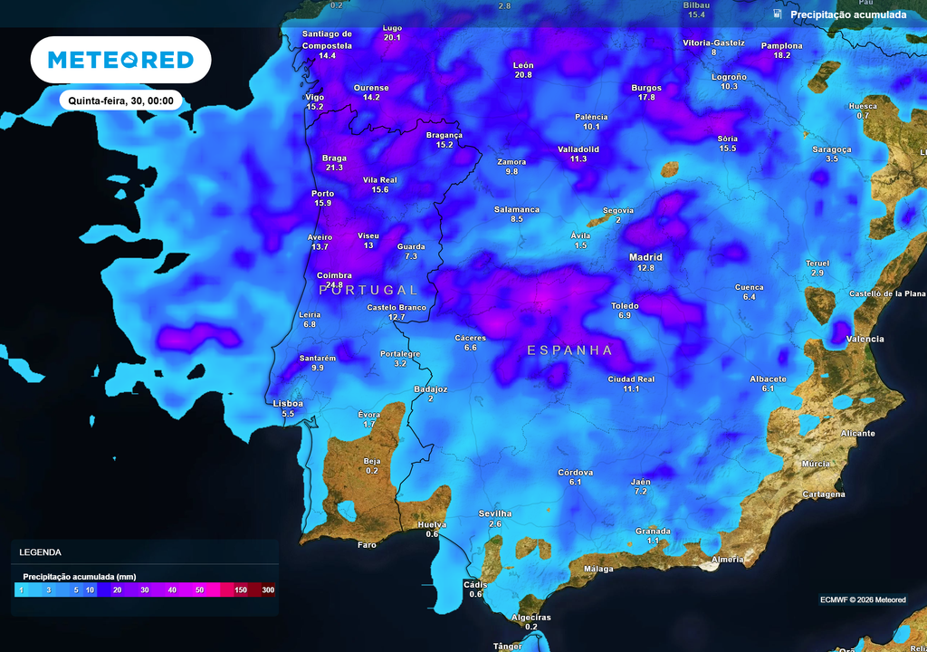 Acumulados de precipitação previstos até à madrugada de quinta-feira evidenciam valores mais elevados no Norte e Centro, com destaque para áreas do litoral e regiões montanhosas, onde a persistência da chuva poderá resultar em totais significativos.