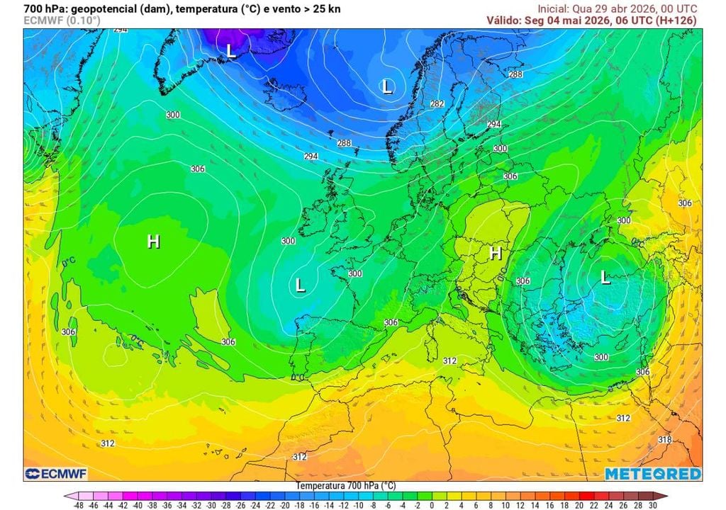 Mapa de geopotencial aos 700 hPa para dia 4 de maio mostra uma circulação depressionária alongada sobre a Europa Ocidental, associada a ar mais frio em altitude. Esta configuração poderá favorecer a instabilidade atmosférica e ocorrência de aguaceiros, sobretudo no norte e centro.