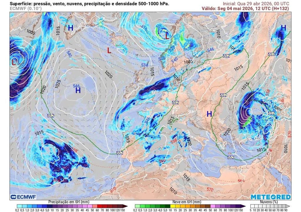 Mapa sinótico do modelo ECMWF para o dia 4 de maio, evidenciando a formação de uma depressão alongada sobre a Europa Ocidental. Esta configuração será responsável pelo transporte de ar mais frio e pela manutenção da precipitação, especialmente no norte e centro de Portugal, até ao final de dia 5 de maio.