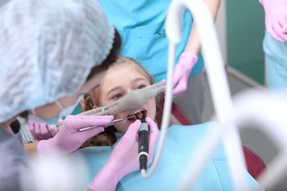 Dentistas y odontólogos recomiendan a la población en general a cuidar sus dientes en estas fiestas decembrinas 