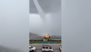 Um funil gigante a caminho do porto de Masbate: as imagens impressionantes da tromba marinha nas Filipinas