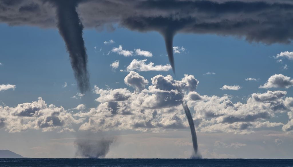 As trombas marinhs são colunas de ar em rotação que se formam sobre massas de água.