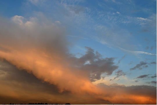 Espectaculares Formaciones Nubosas Sobre Coslada (Madrid) El Día 4 De Junio Del 2003