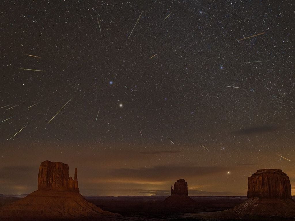 Gemínidas sobre el desierto. Crédito: NASA/APOD &Chuck Derus.