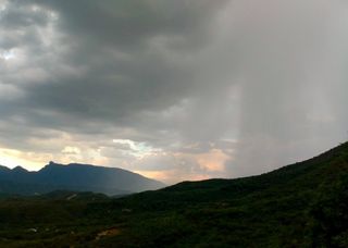 Entre la presencia de esperanzandora lluvia y mucho calor, se divide el norte de México