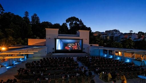 Esque&ccedil;a os centros comerciais: este cinema fica ao ar livre e no topo de Lisboa