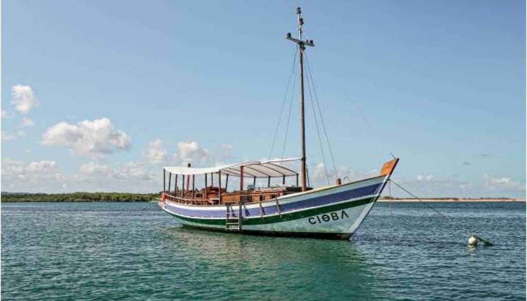 Passeio de barco no Rio de Contas, em Itacaré, Bahia. Crédito: Renata Ghiotto/Divulgação.