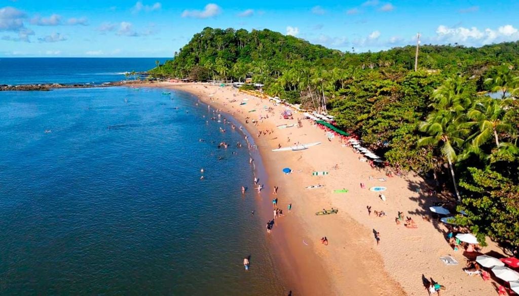Praia da Concha, a principal praia urbana de Itacaré, a poucos minutos de caminhada do centro da cidade. Famosa pelo mar sem ondas, oferece excelente infraestrutura com bares e restaurantes, além de abrigar o famoso mirante do pôr do sol na Ponta do Xaréu. Crédito: Divulgação.