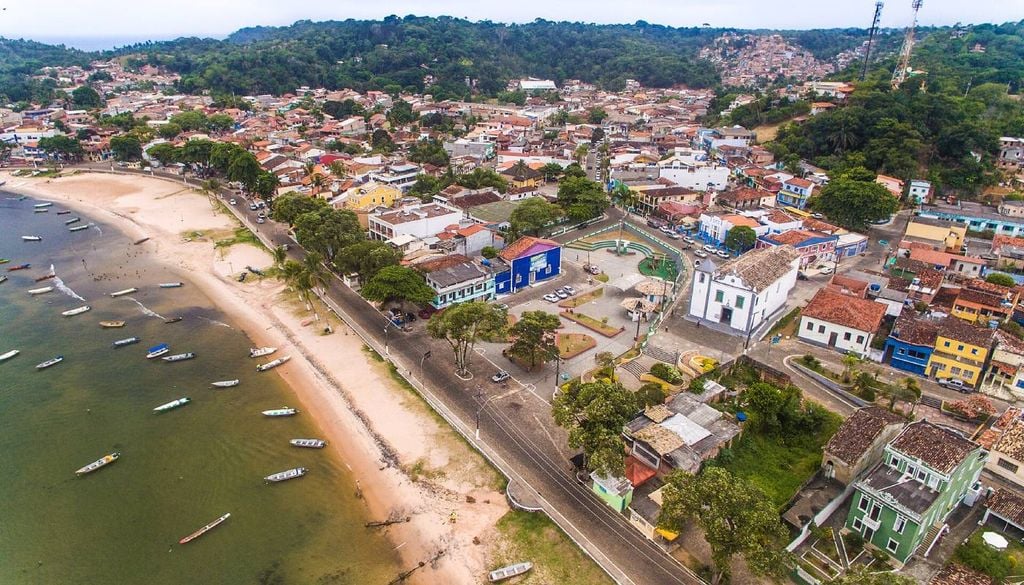 A Costa do Cacau se estende por aproximadamente 200 km no litoral sul baiano, tendo Ilhéus e Itacaré como seus principais destinos turísticos. Na foto, imagem aérea de Itacaré. Crédito: Márcio Filho/MTUR/Wikimeddia Commons.