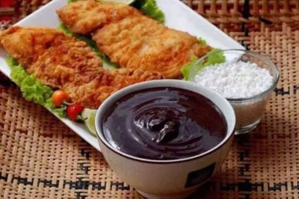 Peixe frito com açaí é uma combinação tradicionalíssima na mesa do paraense. Crédito: O Liberal Peixe frito com açaí é uma combinação tradicionalíssima na mesa do paraense. Crédito: O Liberal