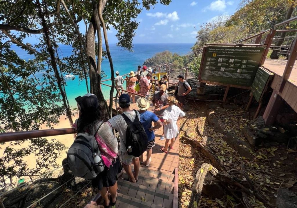 A Baía do Sancho, no Arquipélago de Fernando de Noronha, oferece uma das mais belas vistas da ilha com seu mar azul turquesa. Na foto, as escadarias que levam até o local. Crédito: Divulgação.
