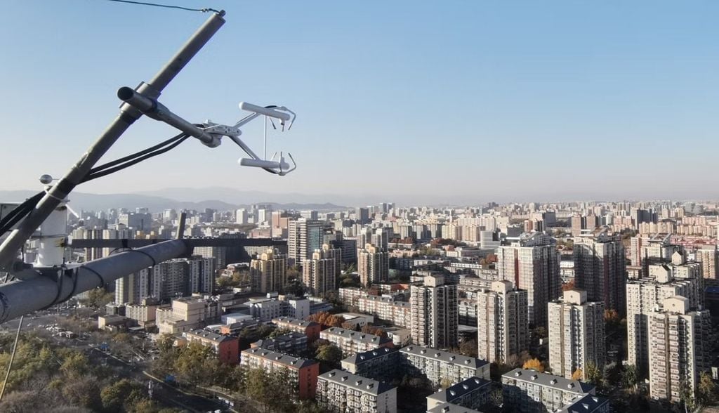 Sistema de medição direta de emissões instalado em uma plataforma a 102 metros de altura na torre meteorológica de Pequim. Sistema de medição direta de emissões instalado em uma plataforma a 102 metros de altura na torre meteorológica de Pequim. Crédito: Xianjun He