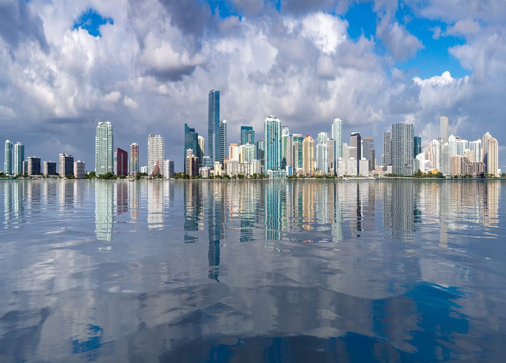 Le paysage urbain de Miami depuis la chaussée Rickenbacker donnant l'impression que le niveau de la mer a monté.