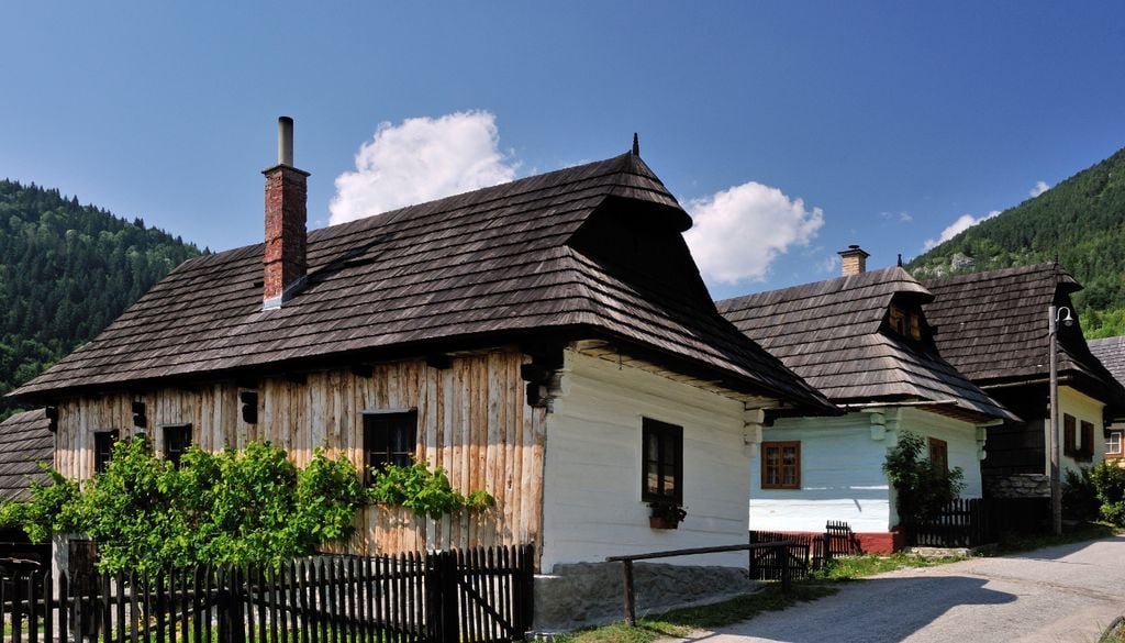 Vlkolinec Os visitantes chegam atraídos pelas casas de madeira. Foto: Wikimedia // 10ricardo