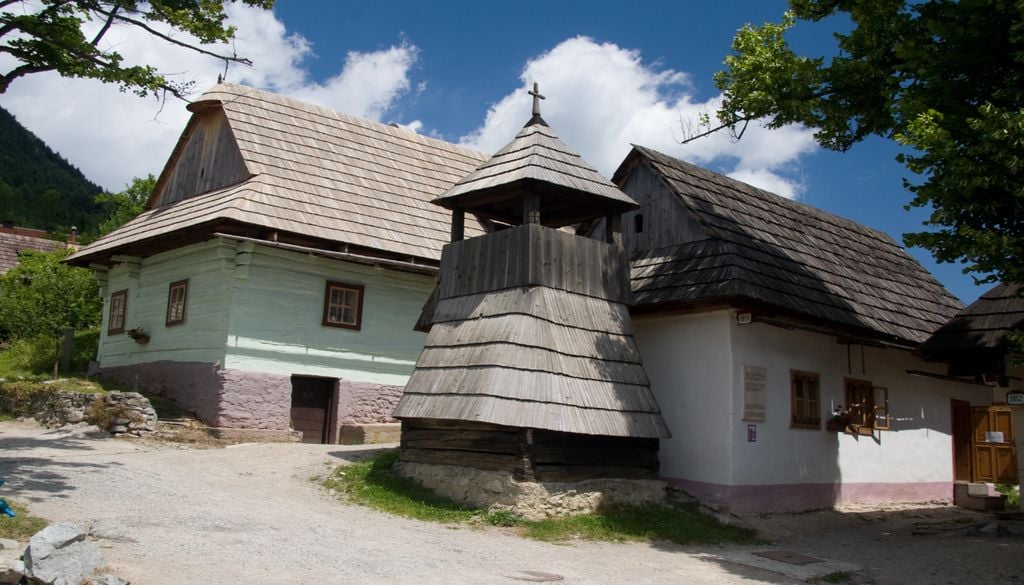 Vlkolinec Uma discussão que divide moradores. Foto: Wikimedia // Maros M r a z (Maros)