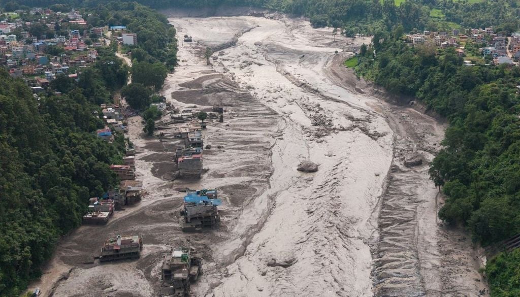 En solo diez minutos, inmensas masas de agua y escombros recorrieron una distancia de 20 kilómetros, con consecuencias devastadoras para miles de personas en la región fronteriza entre Nepal y China. Créditos de la imagen: REUTERS - Navesh Chitrakar.