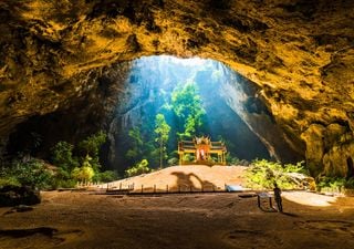 Esta cueva en Tailandia esconde un templo de oro en su interior (y solo se ilumina durante algunos minutos del d&iacute;a)