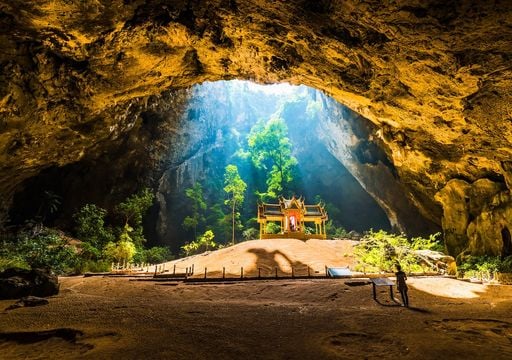 Esta cueva en Tailandia esconde un templo de oro en su interior (y solo se ilumina durante algunos minutos del d&iacute;a)