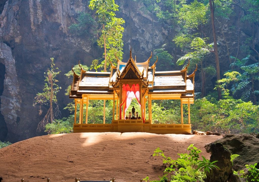 Este pabellón fue construido con madera de teca y techos dorados, y fue diseñado para rendir homenaje a la realeza y al mismo tiempo integrarse con la luz natural que penetra por la cúpula de la cueva.