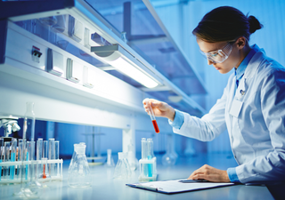 ¿Está disminuyendo la confianza en la ciencia? Un estudio revela tendencias globales