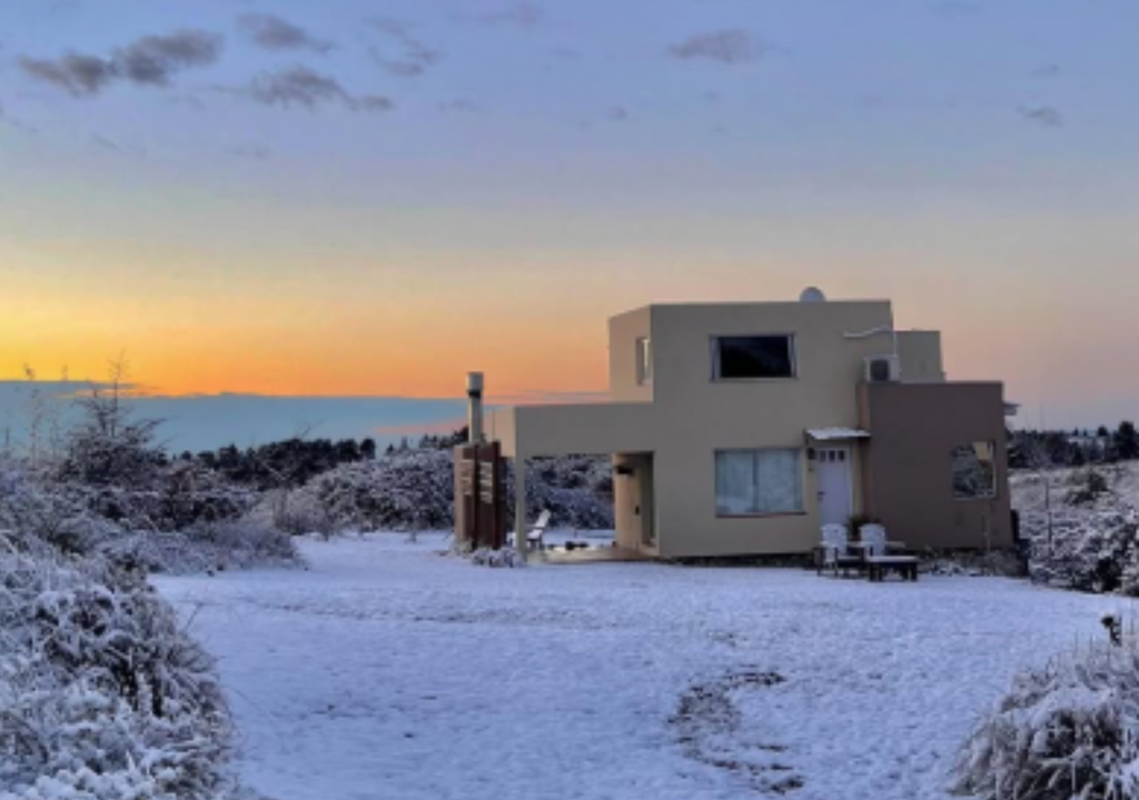 Villa Berna Córdoba En invierno, la nieve cubre de blanco todos los rincones de Villa Berna y regala postales soñadas en medio de bosques y caminos serranos. Foto: Instagram @bernalinacordoba