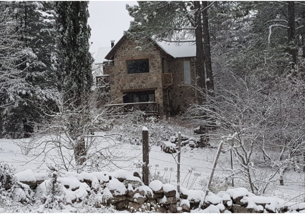 Villa Berna Córdoba A las condiciones meteorológicas se suman las construcciones de tipo alpina y los bosques de coníferas, que complementan un paisaje soñado en Villa Berna (Córdoba). Foto: X @turismocba