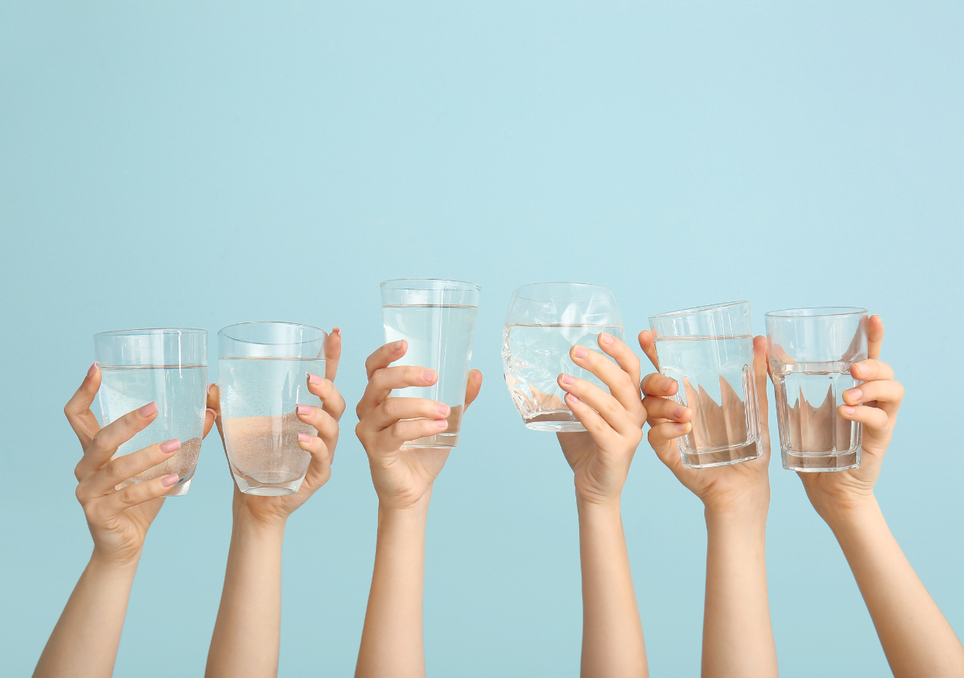 esta-es-la-cantidad-de-agua-que-los-expertos-recomiendan-tomar-al-dia-es-diferente-segun-la-edad-1731627005568.png