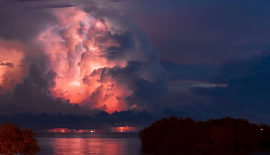 Il cielo dell’area del Catatumbo si illumina 200 notti all’anno per i fulmini, che non cessano per ore.
