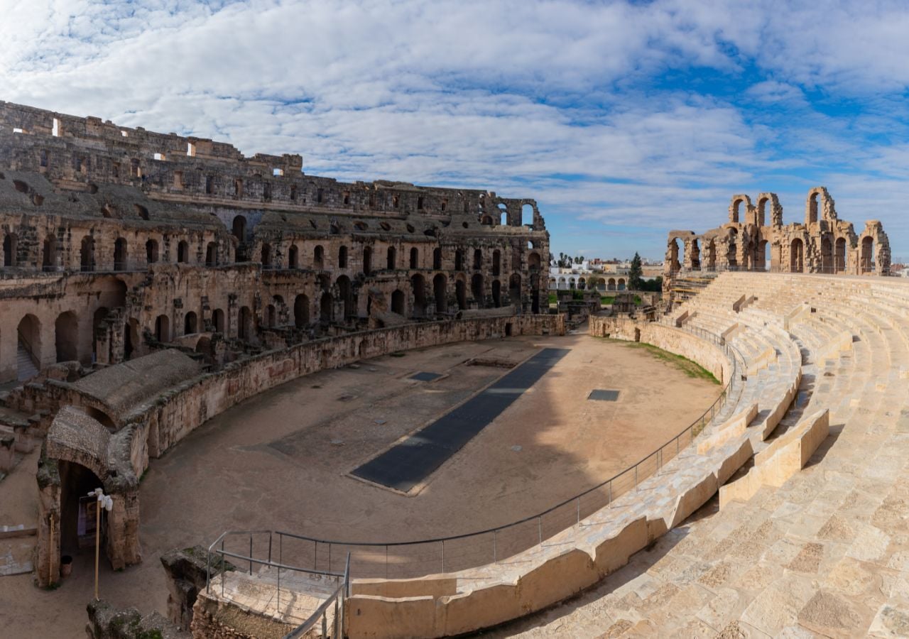 Con capacidad estimada para entre 10.000 y 20.000 espectadores, el coliseo descubierto se sitúa entre los mayores de la Hispania romana
