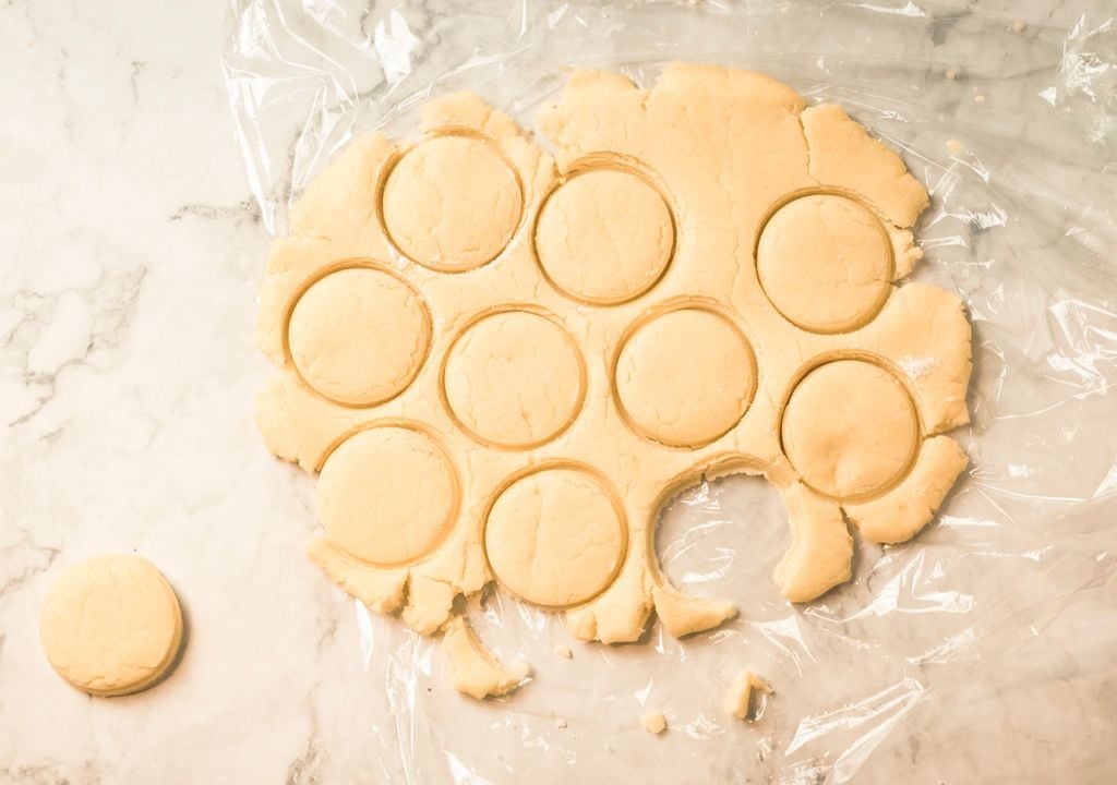 masa La masa define la textura del alfajor: una correcta proporción entre harina y maicena, junto al descanso en frío, es clave para lograr tapas suaves, tiernas y estables.