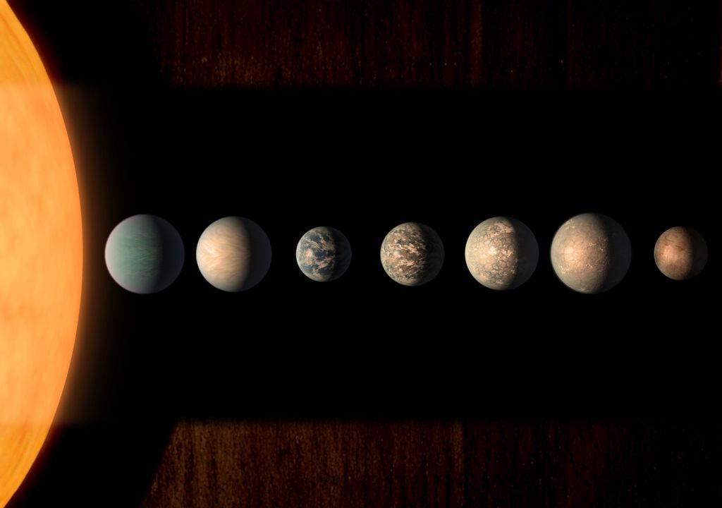 El planeta TRAPPIST-1e (al centro).