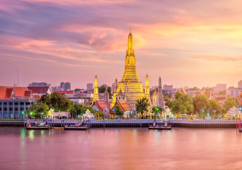 Bangkok combina rascacielos y templos históricos, con más de 400 templos budistas que reflejan su rica herencia cultural y su importancia espiritual en Tailandia.