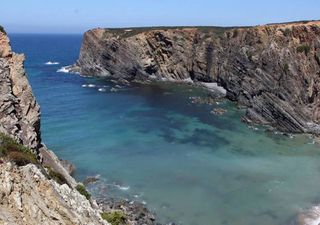 Esta praia deserta fica em Portugal, mas é só para os mais aventureiros