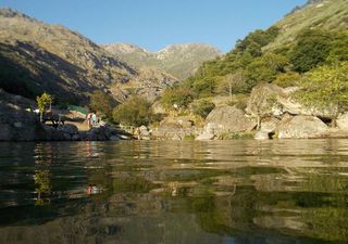 Esta praia fluvial fica no meio da Serra da Estrela e é o destino perfeito para este verão