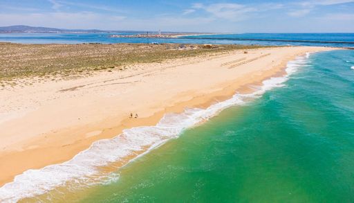 Esta praia no Algarve continua a escapar &agrave;s multid&otilde;es (e tem das &aacute;guas mais quentes da regi&atilde;o)