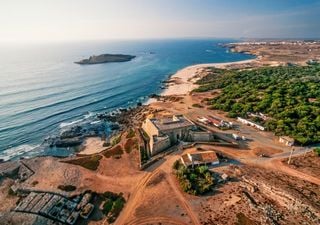 Esta praia portuguesa é vigiada por uma enigmática ilha-fortaleza misteriosa