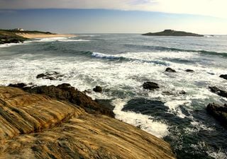 Esta praia portuguesa é vigiada por uma enigmática ilha-fortaleza misteriosa