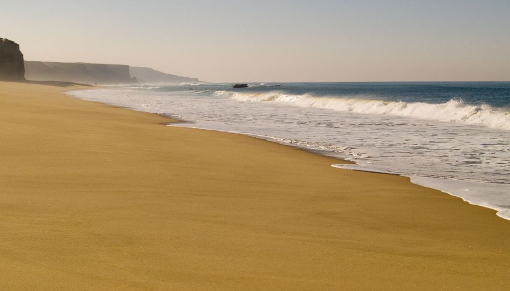Quem passa por esta praia portuguesa fica sempre surpreendido com o que vê. Foto: Wikimedia // Rui Omelas
