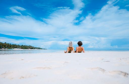 Esta praia portuguesa esconde um segredo que continua a atrair milhares de pessoas