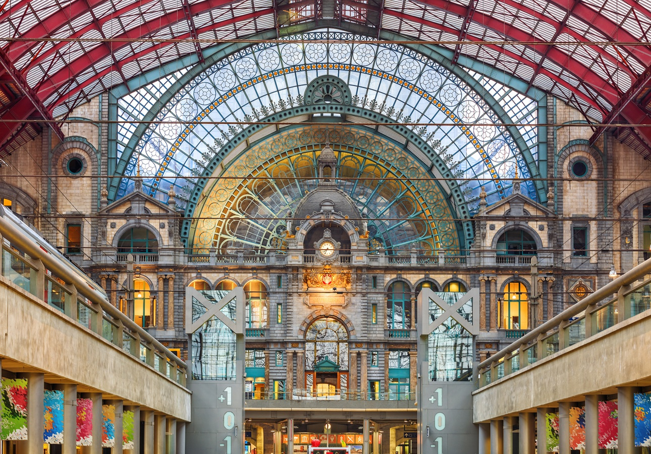 Estação Central de Antuérpia, na Bélgica, é considerada uma das mais belas estações ferroviárias do mundo.