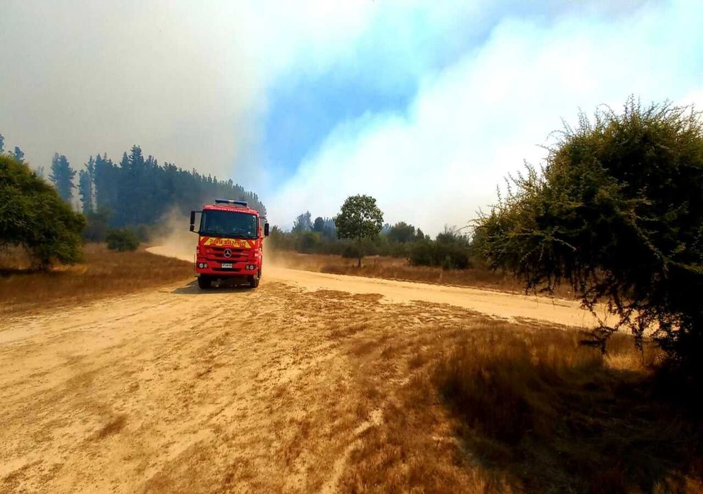 bomberos En el combate de los incendios se utilizan 14 naves, cinco helicópteros y 20 camiones cisterna. Hay más de 600 efectivos en la región de Valparaíso.