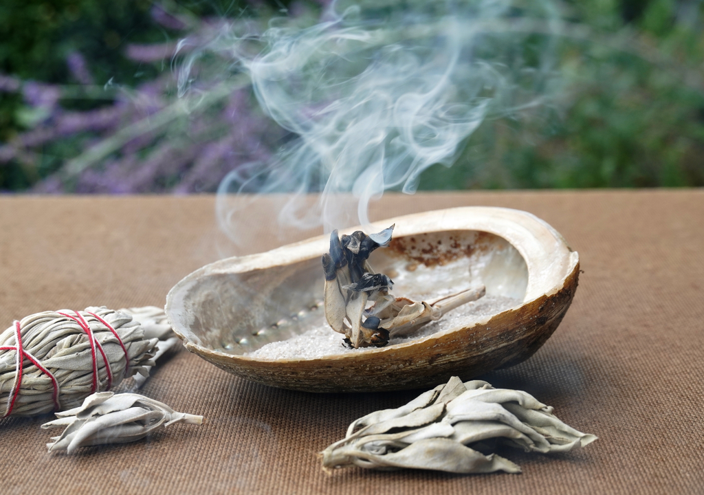 Al quemarlo como incienso, el estafiate perfuma el espacio, ayuda a relajar el ambiente y hasta espanta algunos insectos.