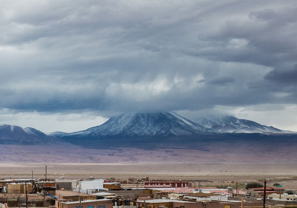 Nubes cubriendo el topo de las montañas en el Altiplano