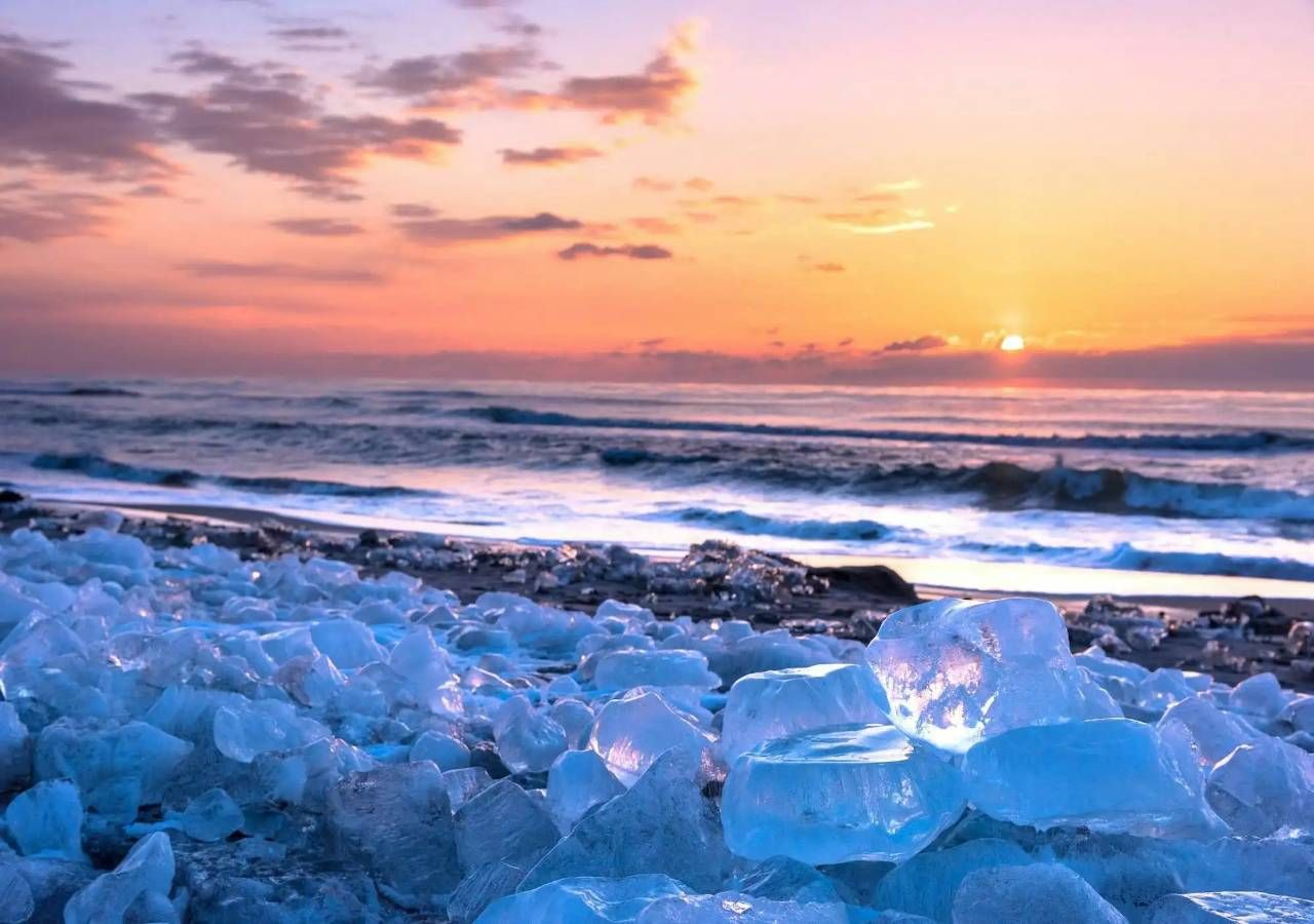 Everyone is crazy about this beach: sea, sand and snow meet and form an  extraordinary landscape