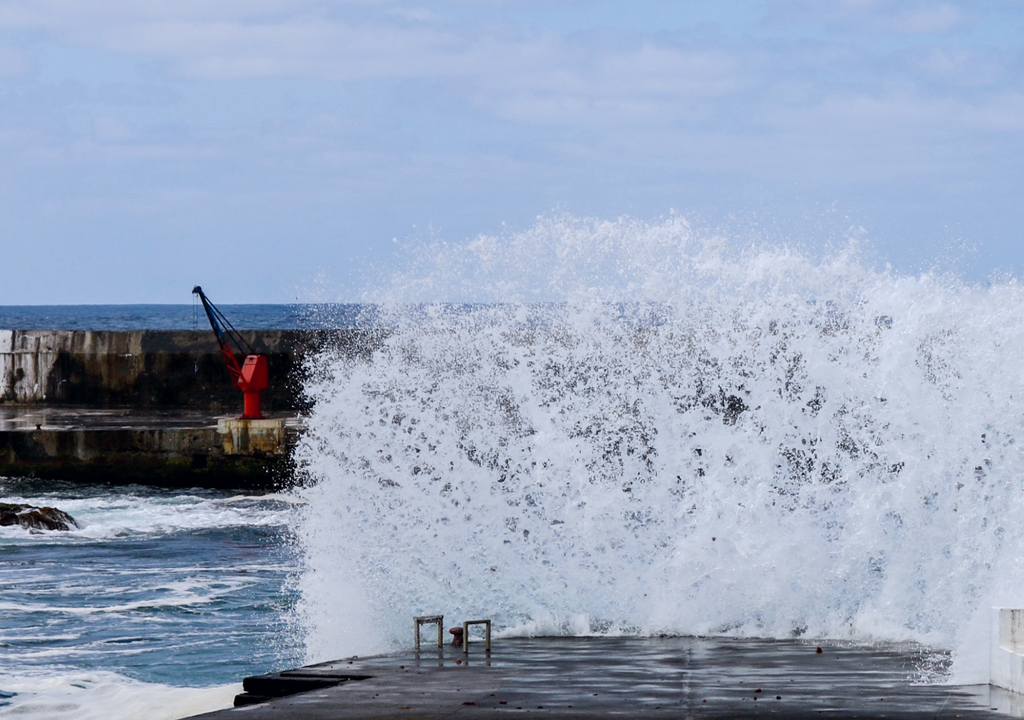 ola golpeando la infraestructura costera