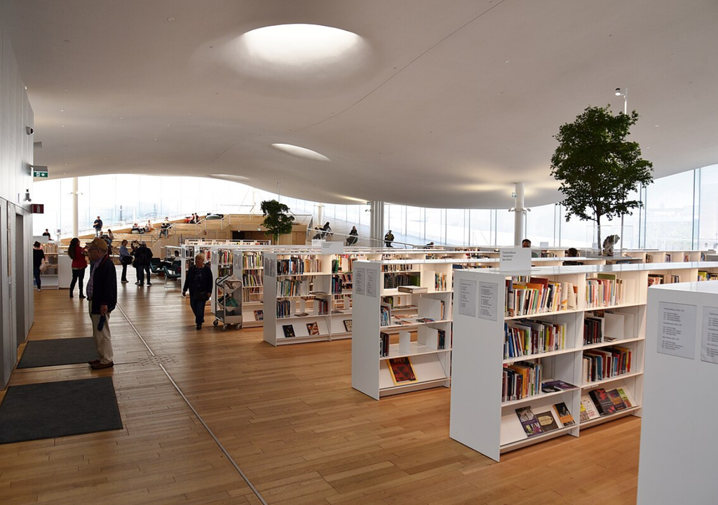 Interior luminoso de la Biblioteca Oodi en Helsinki Interior luminoso de la Biblioteca Oodi en Helsinki