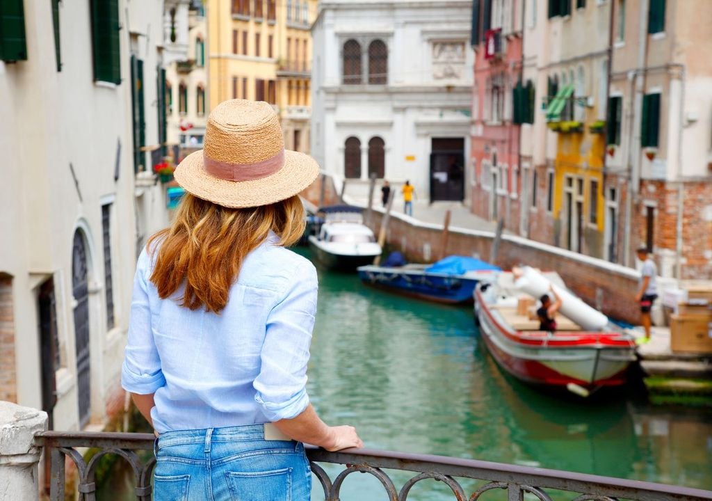 Una mujer mira los canales de Venecia