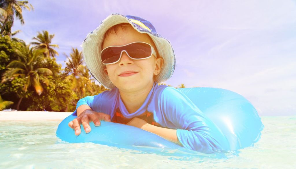 estate 2026 proteggere la pelle Cappellino e occhiali da sole proteggono viso e occhi dai raggi UV