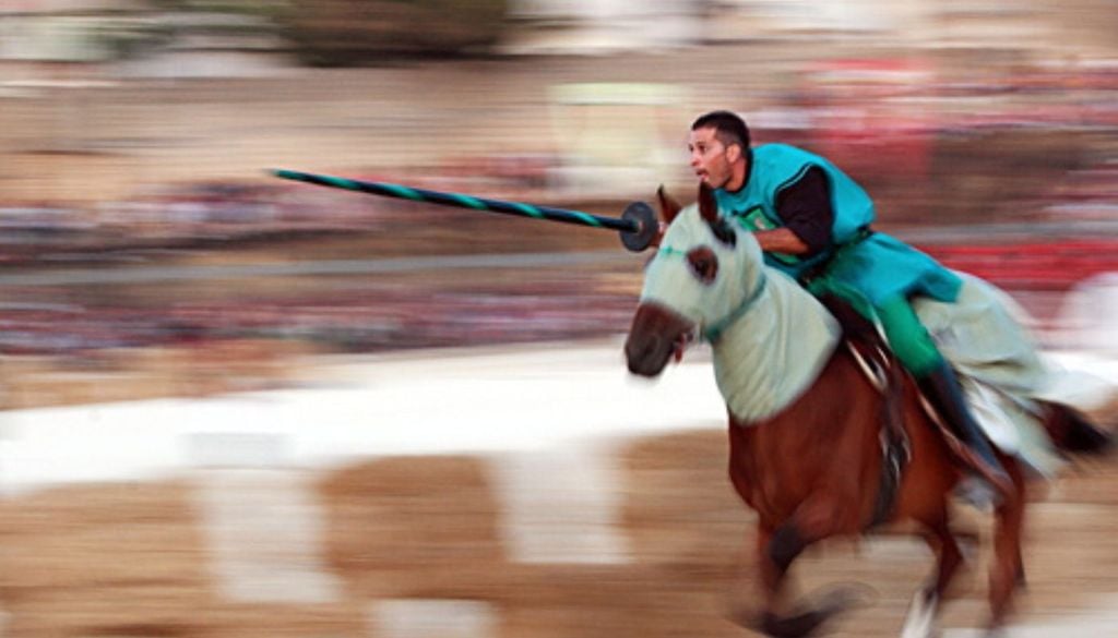 Palio estate 2026 Un momento della Giostra del Saraceno durante il Palio dei Normanni - Vincenzo Fileccia from Padova, Italia, CC BY-SA 2.0 (https://creativecommons.org/licenses/by-sa/2.0) Wikimedia Commons