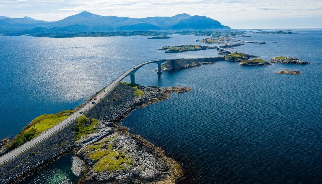 Strada costiera Norvegia L'Atlanterhavsvegen vista dall'alto, con i ponti che collegano le isole della costa norvegese